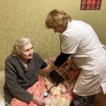 присмотр за пожилыми людьми